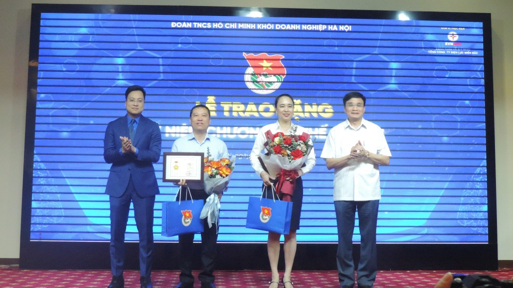 Phó Bí thư Thành đoàn Hà Nội Trần Quang Hưng và Bí thư Đảng ủy khối Doanh nghiệp Hà Nội Nguyễn Trường Sơn