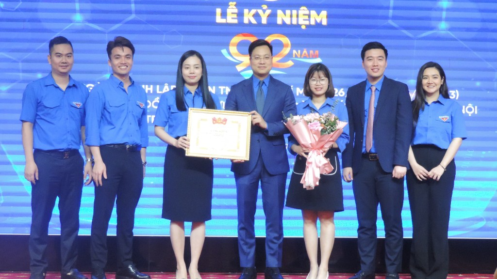 Phó Bí thư Thành đoàn Hà Nội Trần Quang Hưng trao bằng khen tới tập thể xuất sắc 