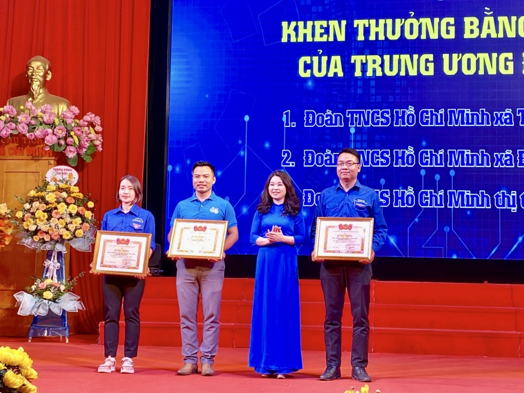 Đồng chí Chu Hồng Minh trao Bằng khen của Trung ương Đoàn 