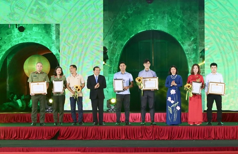 Lễ trao Giải báo chí về phát triển văn hóa và xây dựng người Hà Nội thanh lịch, văn minh lần thứ V - năm 2022.