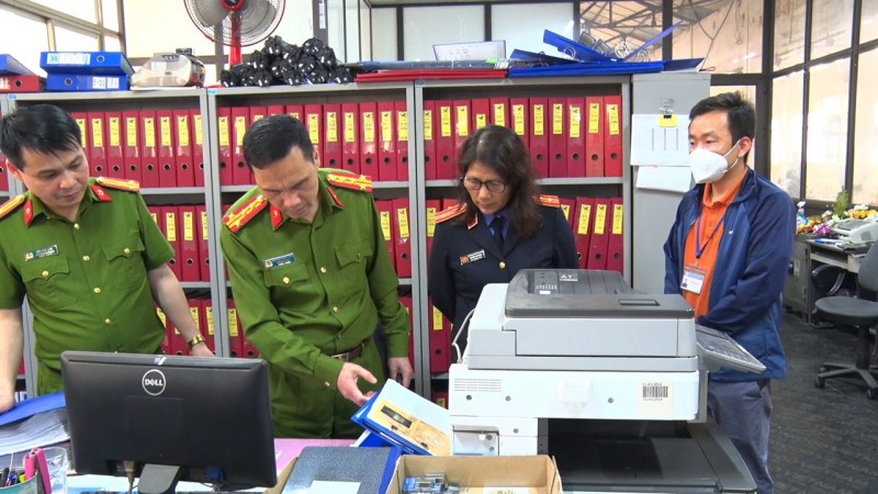 Đại tá Nguyễn Minh Tuấn, Phó Giám đốc Công an tỉnh Lạng Sơn trực tiếp chỉ đạo công tác khám xét, điều tra.