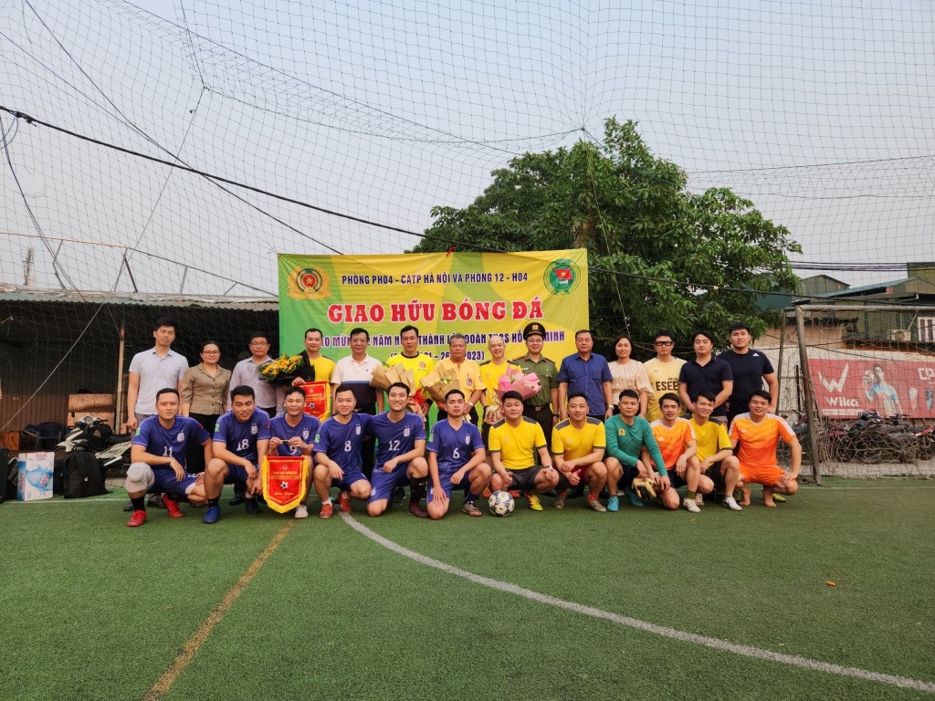 Hai đơn vị chụp ảnh kỷ niệm trước khi giao lưu bóng đá