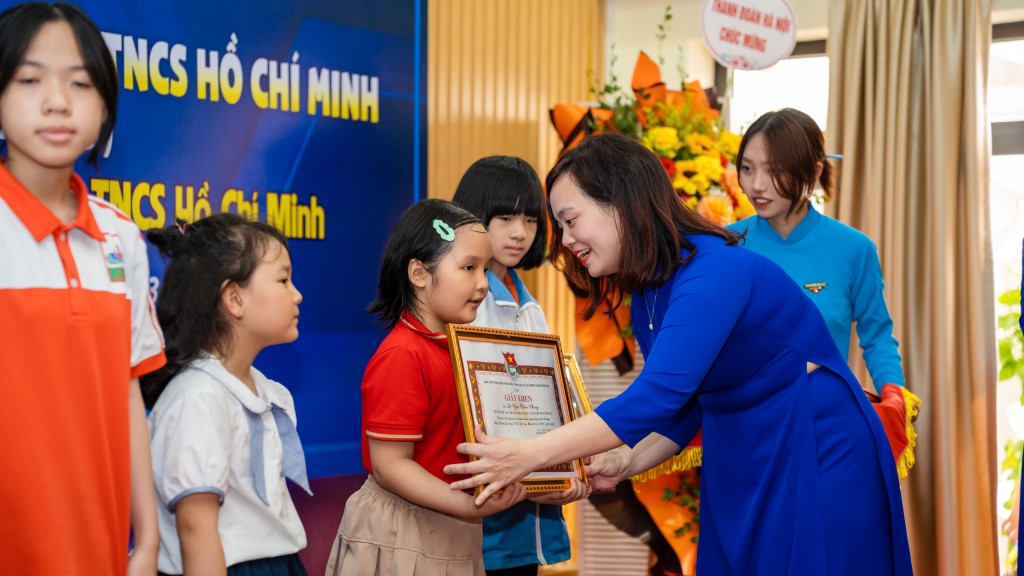 Đồng chí Nguyễn Thị Thanh Tâm - Ủy viên BCH Thành Đoàn, Bí thư Quận đoàn Đống Đa trao giấy khen tới các em học sinh đoạt giải trong cuộc thi vẽ tranh Chào mừng kỷ niệm 92 năm Ngày thành lập Đoàn TNCS Hồ Chí Minh