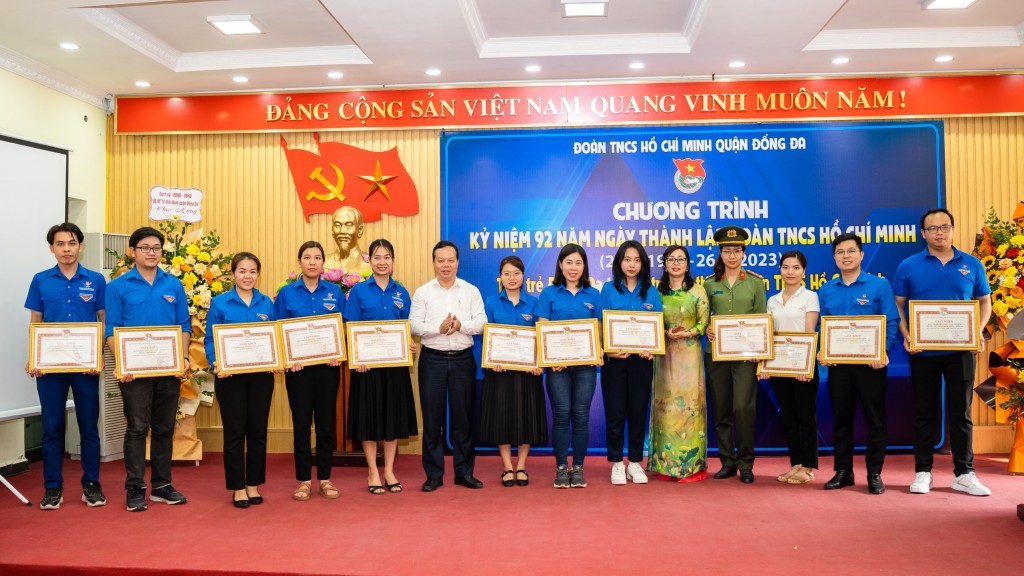 Đồng chí Đỗ Trọng Nam - UVBTVQU, Chủ tịch UB MTTQ Quận Đống Đa và đồng chí Nguyễn Thị Minh Hiền - UVBTV, Trưởng ban Dân Vận Quận ủy cùng các đơn vị có thành tích xuất sắc trong Tháng Thanh niên Đồng chí Đỗ Trọng Nam - UVBTVQU, Chủ tịch UB MTTQ Quận Đống Đa và đồng chí Nguyễn Thị Minh Hiền - UVBTV, Trưởng ban Dân Vận Quận ủy cùng các đơn vị có thành tích xuất sắc trong Tháng Thanh niên