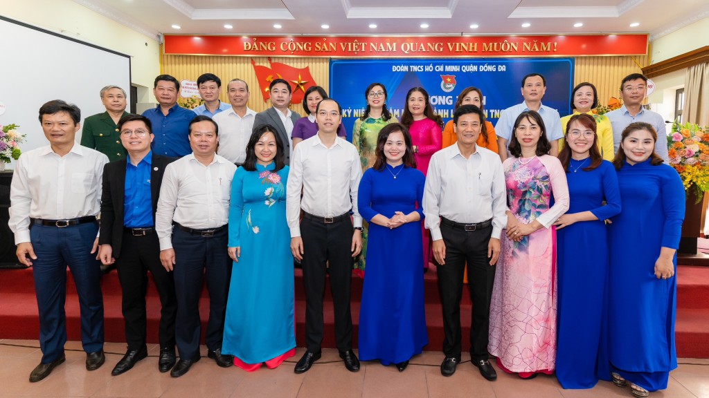Các đại biểu chụp hình lưu niệm tại chương trình kỷ niệm 92 năm ngày thành lập Đoàn TNCS Hồ Chí Minh của Quận đoàn Đống Đa