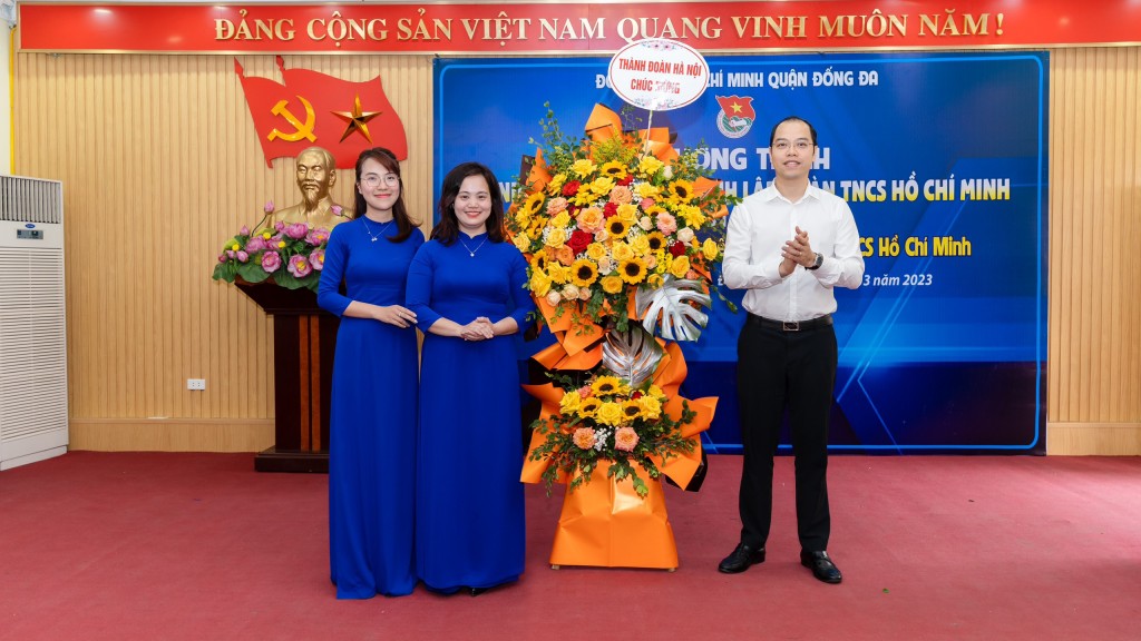 Đồng chí Nguyễn Tiến Hưng thay mặt Thành đoàn Hà Nội tặng hoa chúc mừng Quận đoàn Đống Đa