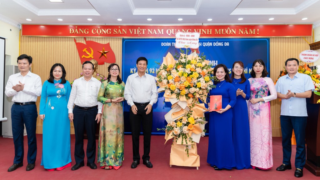 Quận ủy - HĐND - UBND - UB MTTQ Việt Nam quận Đống Đa gửi lẵng hoa tươi thắm tới Quận đoàn Đống Đa