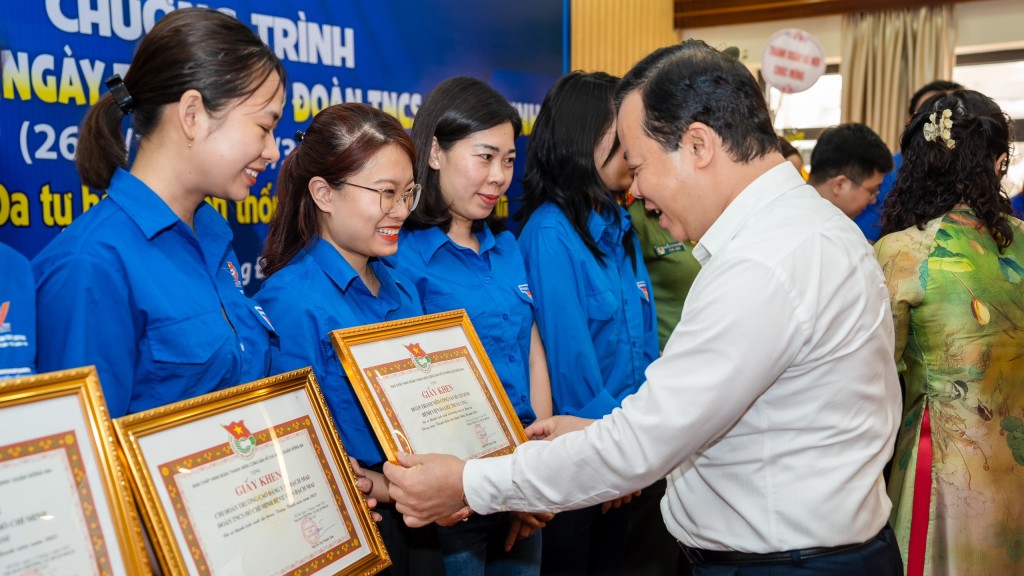 Đồng chí Đỗ Trọng Nam - UVBTVQU, Chủ tịch UB MTTQ Quận Đống Đa cho các đơn vị có thành tích xuất sắc trong Tháng Thanh niên 2023