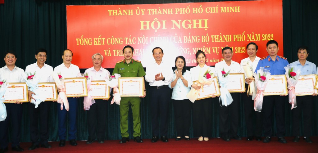 Đồng chí Nguyễn Văn Nên trao Bằng khen tặng các tập thể