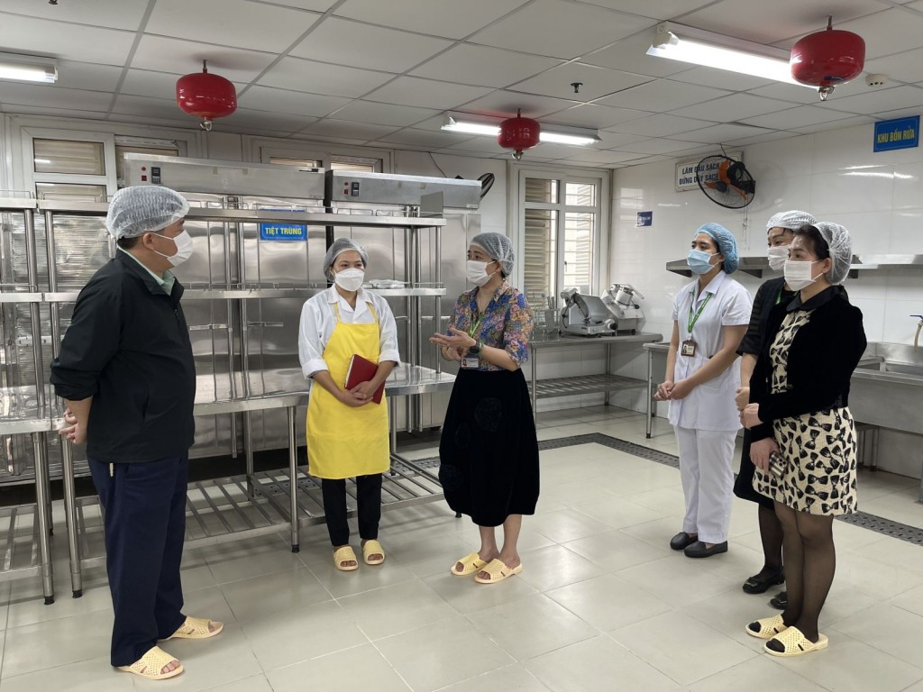 Kiểm tra công tác an toàn thực phẩm tại trường Tiểu học Thăng Long
