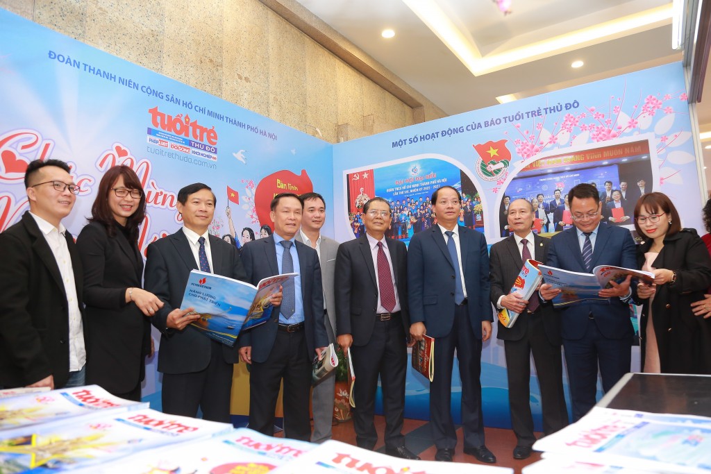 Đồng chí Kiều Thanh Hùng cùng các đồng chí lãnh đạo thăm gian trưng bày báo Tuổi trẻ Thủ đô tại Hội báo Xuân 2023