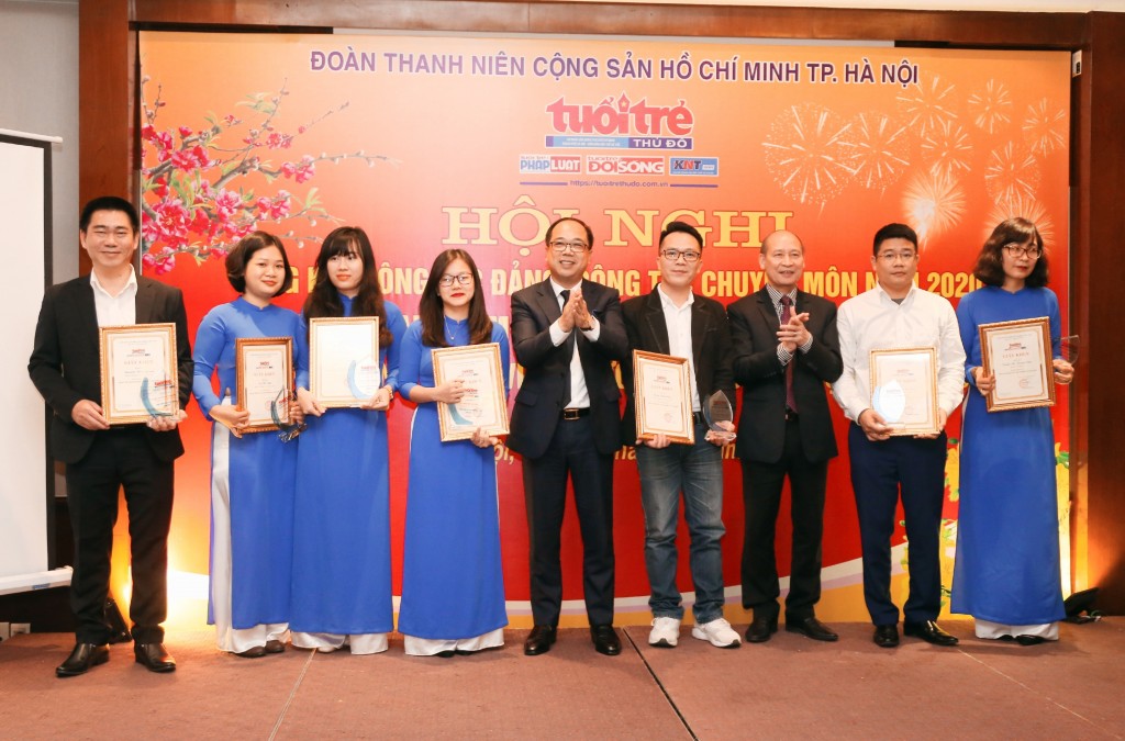 Đồng chí Kiều Thanh Hùng trao thưởng cho cán bộ, phóng viên báo Tuổi trẻ Thủ đô