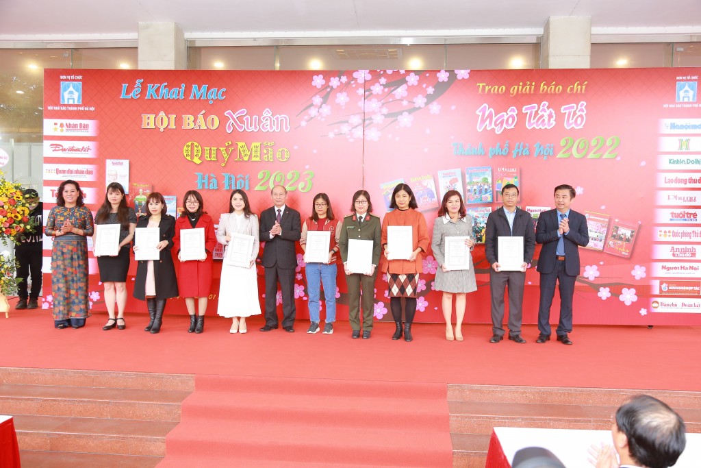 Đồng chí Kiều Thanh Hùng trao thưởng cho các tác giả đoạt giải báo chí Ngô Tất Tố thành phố Hà Nội
