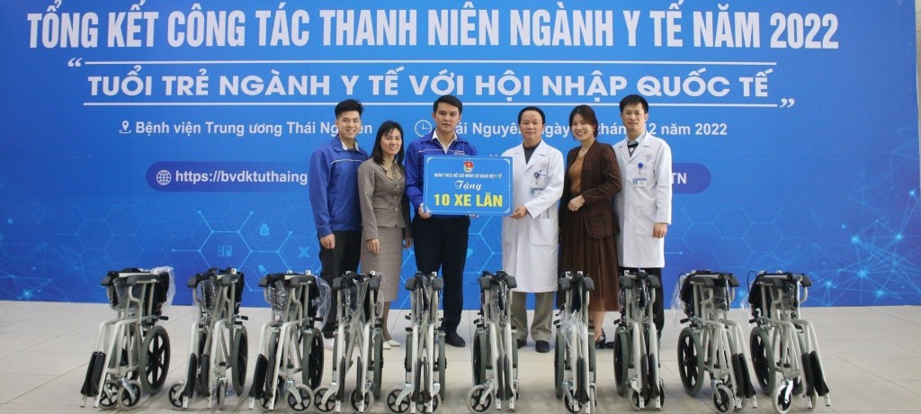 “Màu áo xanh” trong những chuyến khám chữa bệnh thiện nguyện