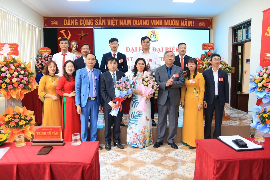  Ban Chấp hành Công đoàn Trung tâm y tế huyện Ứng Hòa lần thứ XXVIII, nhiệm kỳ 2023-2028 ra mắt đại hội.