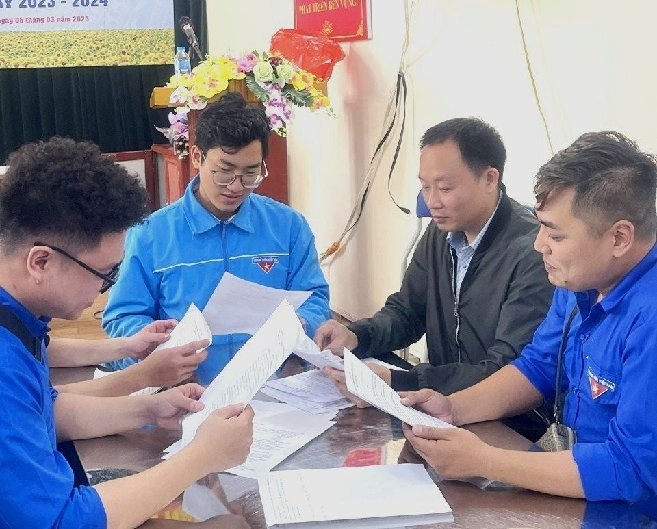 Anh Lê Việt Cường (áo xám) trao đổi công việc với Đoàn thanh niên phường Ngọc Khánh