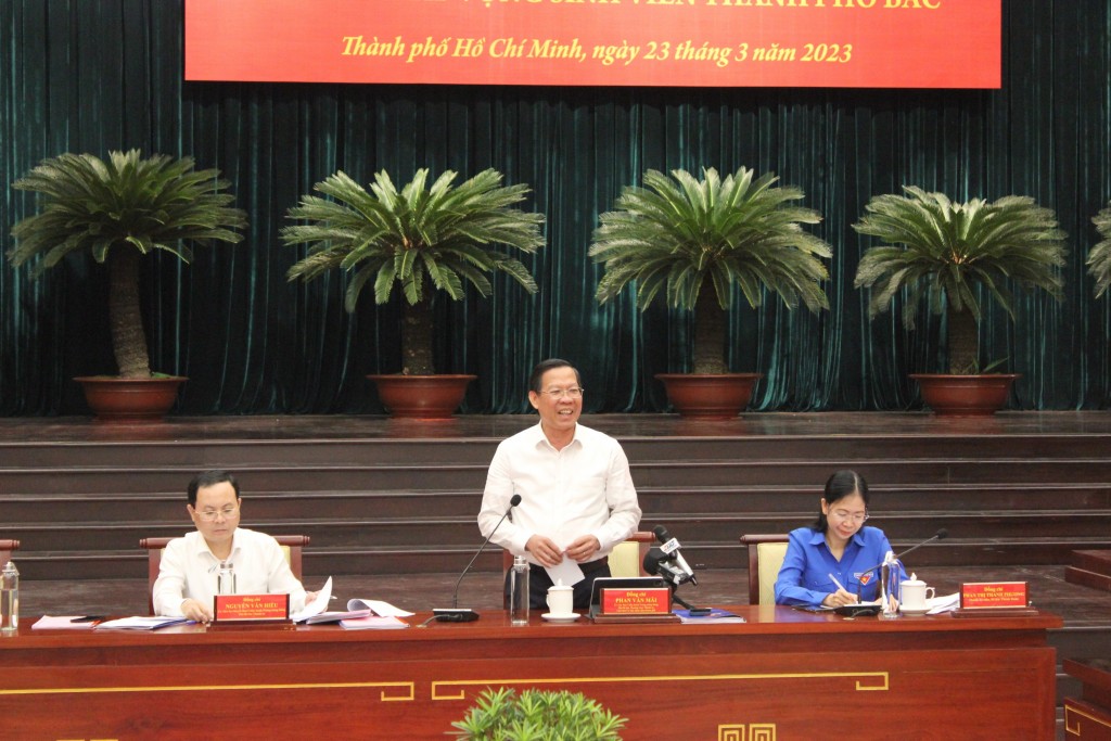 Đồng chí Phan Văn Mãi, Chủ tịch UBND TP Hồ Chí Minh tại buổi gặp gỡ, đối thoại cùng sinh viên