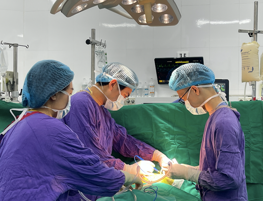 Các bác sĩ Bệnh viện Việt Đức thực hiện ca ghép đa tạng tim - thận cho một nam bệnh nhân nhờ nguồn hiến tạng của anh K.
