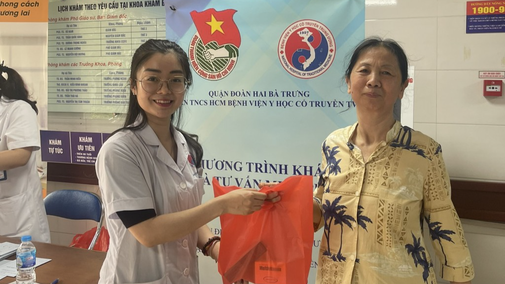 100 cựu thanh niên xung phong được khám bệnh, tư vấn sức khỏe miễn phí