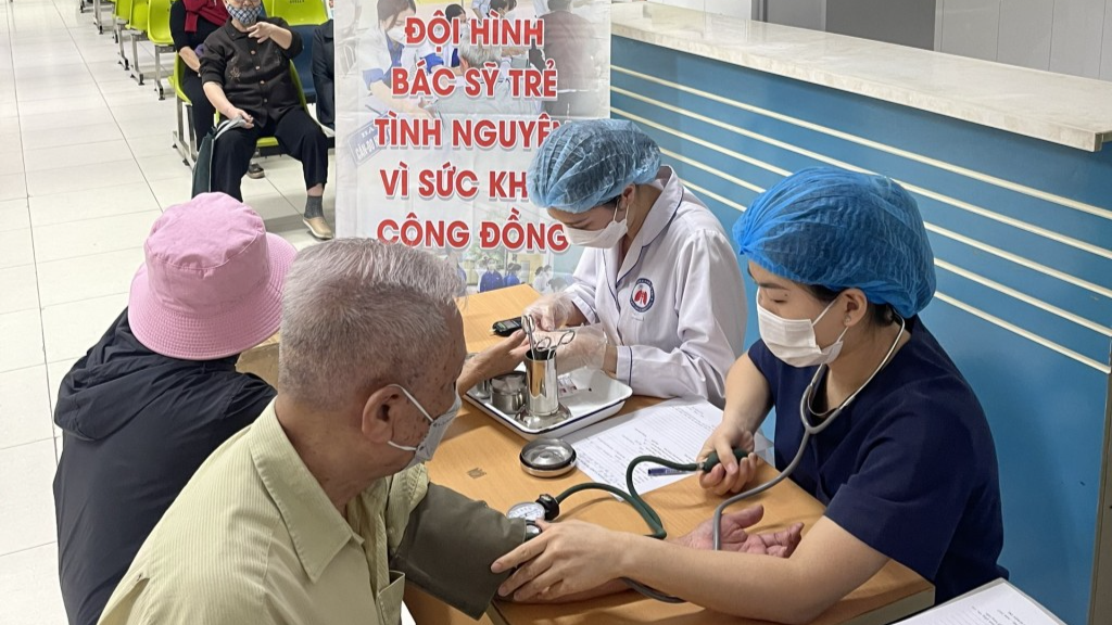 100 cựu thanh niên xung phong được khám bệnh, tư vấn sức khỏe miễn phí