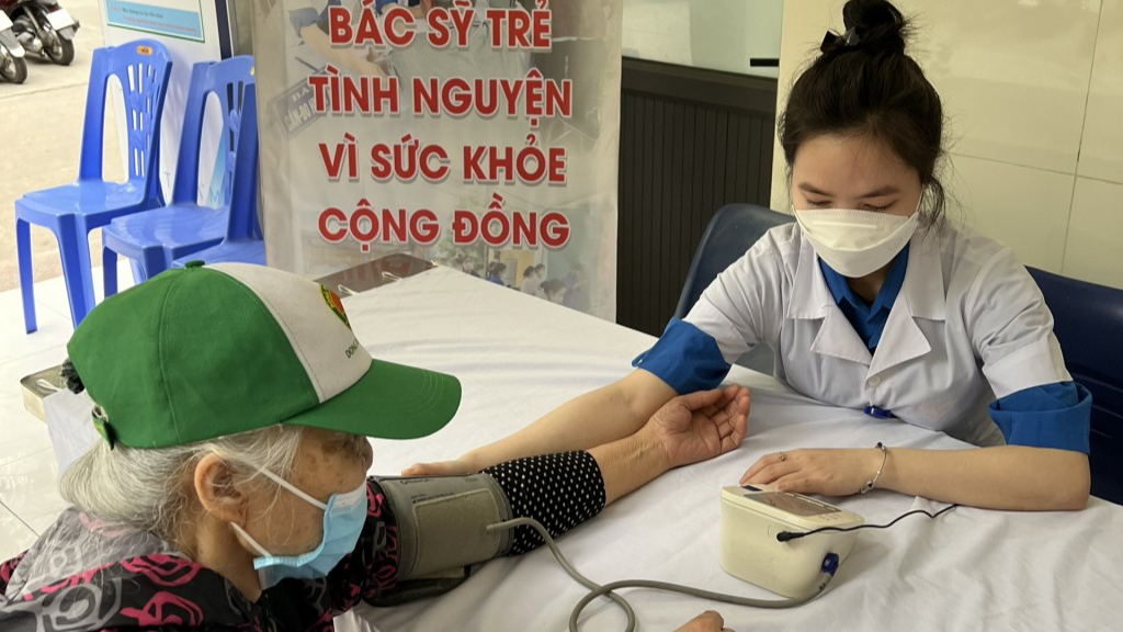 100 cựu thanh niên xung phong được khám bệnh, tư vấn sức khỏe miễn phí