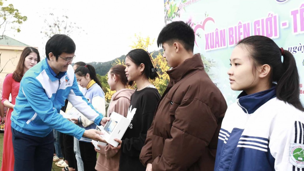 Bí thư Thứ nhất Trung ương Đoàn Bùi Quang Huy tặng quà học sinh vượt khó học giỏi