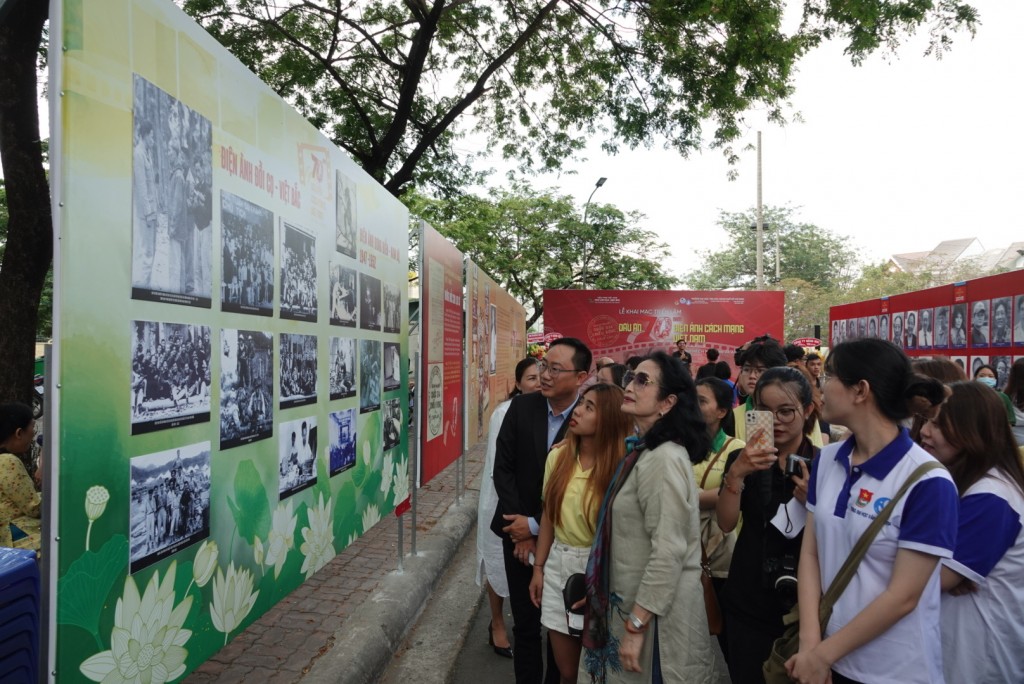 Trong ngày đầu khai mạc, triển lãm đã thu hút đông đảo nghệ sĩ, sinh viên đến xem