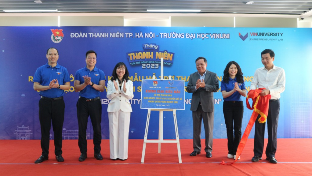 Phó Bí thư Thành ủy Nguyễn Văn Phong cùng Thường trực Thành đoàn Hà Nội và các đại biểu tại lễ ra mắt không gian kiểu mẫu hỗ trợ thanh niên khởi nghiệp sáng tạo và chuyển đổi số VinUni Entrepreneurship Hub