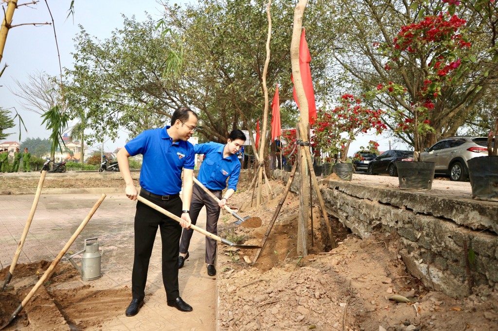 Hai Phó Bí thư Thành đoàn Hà Nội Nguyễn Tiến Hưng và Đào Đức Việt tham gia trồng cây xanh