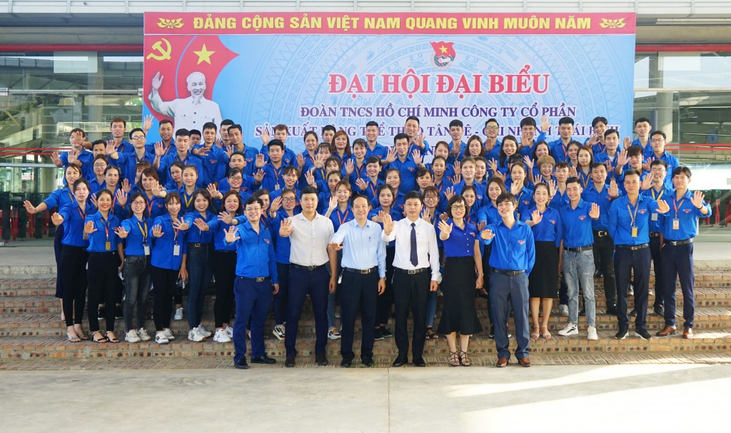 Đoàn viên thanh niên chụp ảnh lưu niệm cùng các lãnh đạo đại diện Công ty Tân Đệ tại Đại hội Đoàn Thanh niên Công ty Tân Đệ nhiệm kỳ 2022 - 2027
