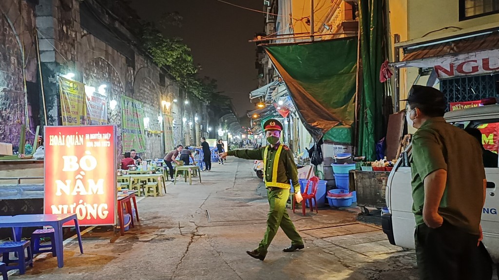 Thành viên Ban Chỉ đạo 197 phường Đồng Xuân thu giữ nhiều vật dụng lấn chiếm lòng đường, vỉa hè