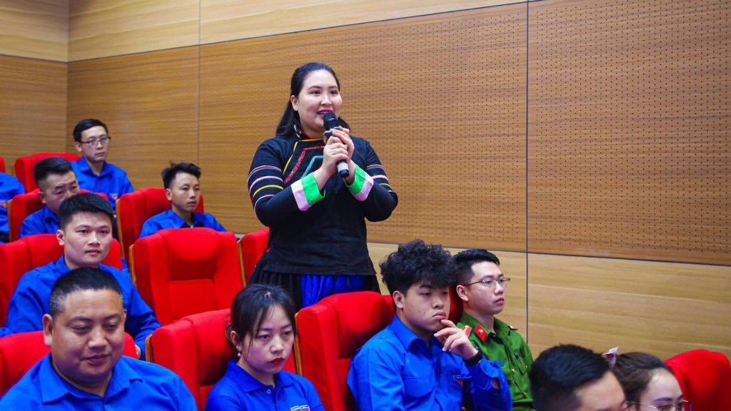 Chủ tịch UBND tỉnh Hà Giang đối thoại với đoàn viên, thanh niên Chủ tịch UBND tỉnh Hà Giang đối thoại với đoàn viên, thanh niên