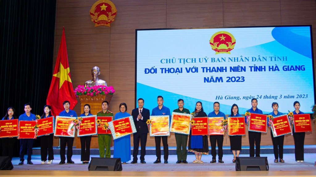 Chủ tịch UBND tỉnh Hà Giang đối thoại với đoàn viên, thanh niên