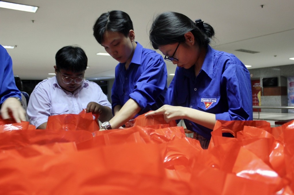 Các em tự tay đóng gói những món quà, tuy nhỏ nhưng ý nghĩa gửi đến các cô chú có hoàn cảnh khó khăn tại TP Hồ Chí Minh thông qua chiến dịch “Cánh én mùa xuân”