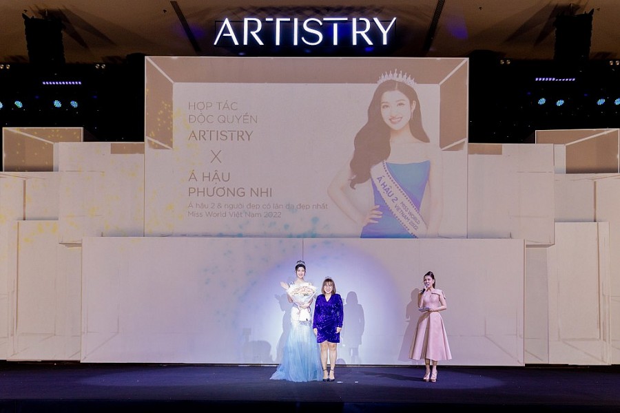 Đại diện Thương hiệu Artistry tặng hoa cho Á hậu 2 Miss World Việt Nam 2022 Nguyễn Phương Nhi