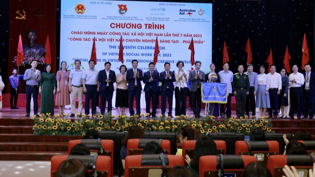 Ban tổ chức trao cờ đăng cai cho đơn vị tổ chức Chương trình chào mừng ngày công tác xã hội Việt Nam lần thứ VIII
