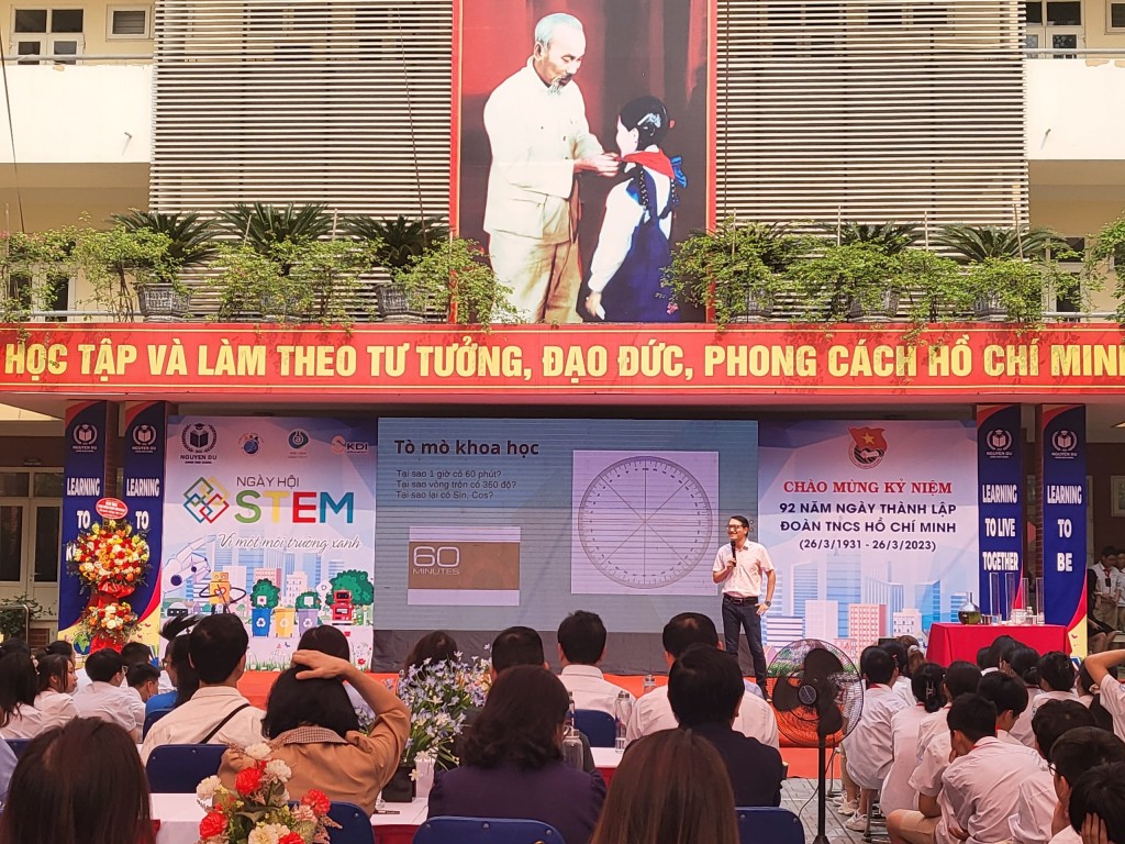 Học sinh trường THCS Nguyễn Du hào hứng trải nghiệm Ngày hội STEM