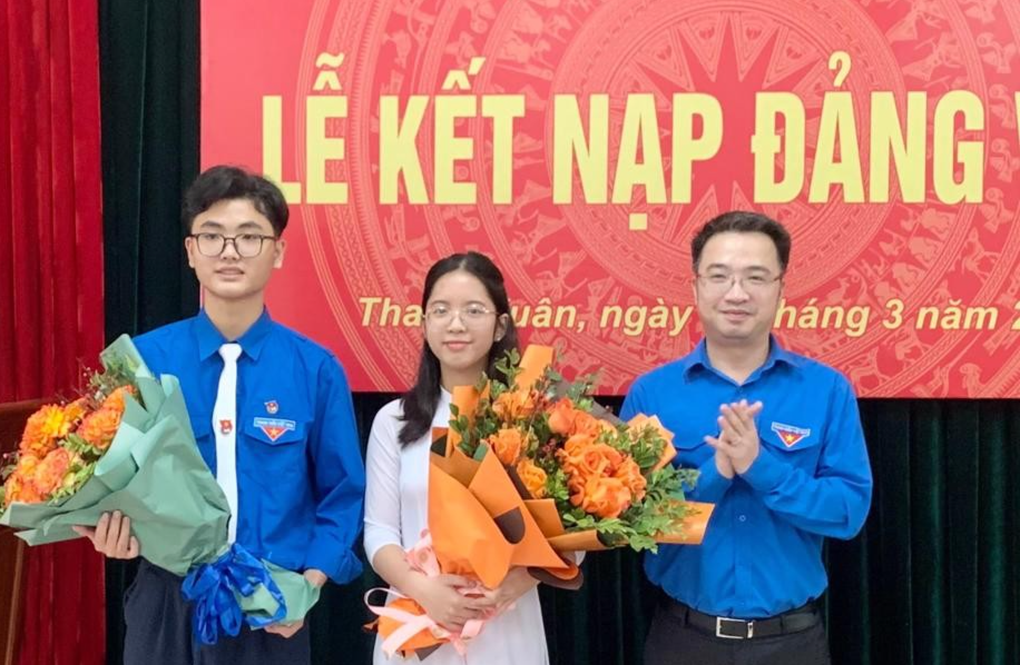 Bí thư Trung ương Đoàn Nguyễn Tường Lâm tặng hoa chúc mừng hai tân đảng viên