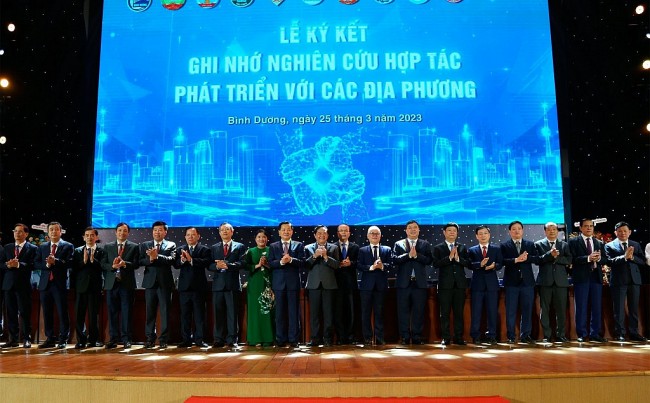VSIP Group ký biên bản ghi nhớ về phát triển KCN thông minh và bền vững với 9 tỉnh thành