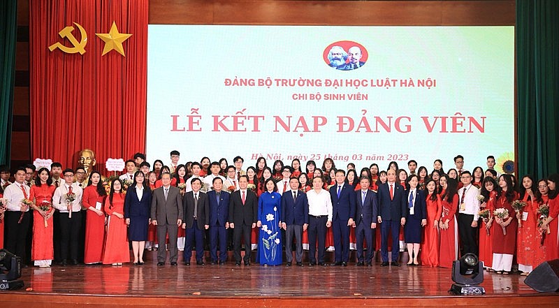 Các đồng chí lãnh đạo Thành ủy Hà Nội, Trường Đại học Luật Hà Nội cùng các đảng viên chụp ảnh lưu niệm
