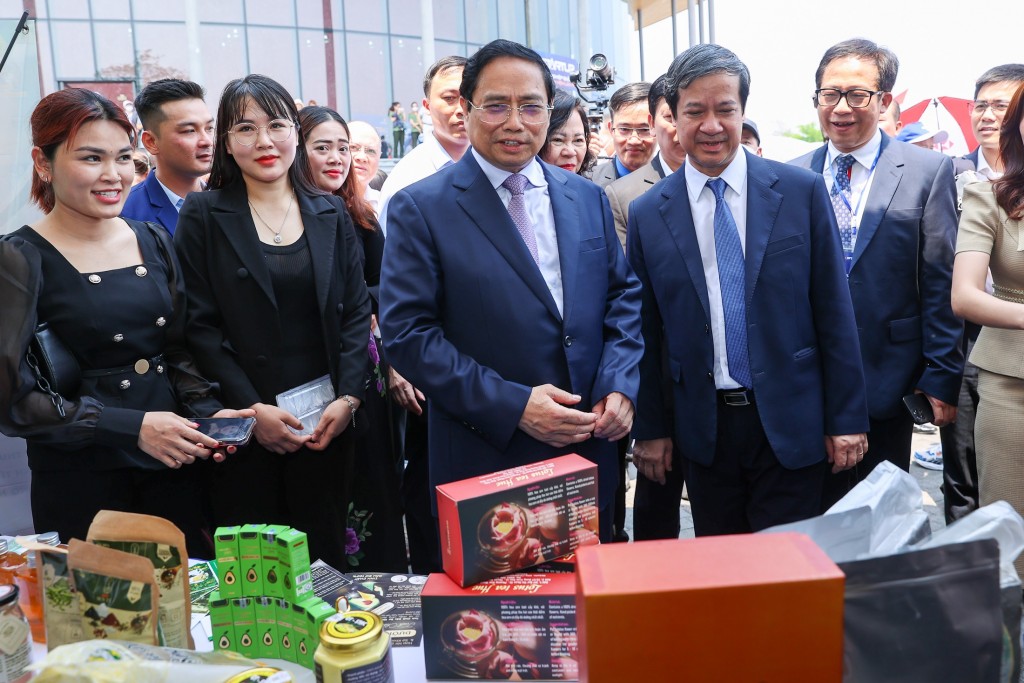 Thủ tướng thăm khôn gian trưng bày sản phẩm khởi nghiệp của HSSV