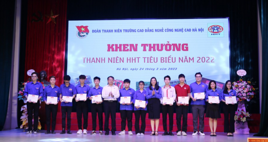 Khen thưởng tới sinh viên tiêu biểu