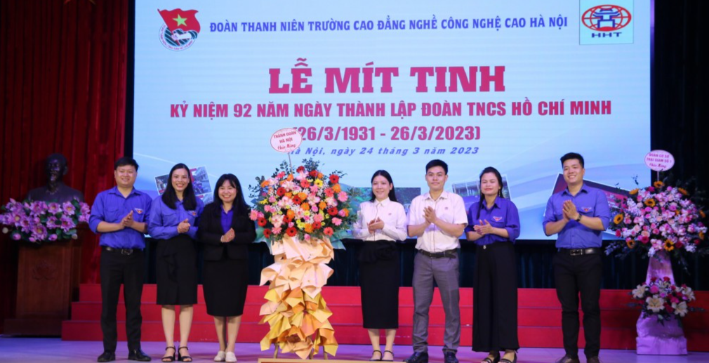 Đoàn Thanh niên HHT đón nhận lẵng hoa từ Thành đoàn Hà Nội trao tặng