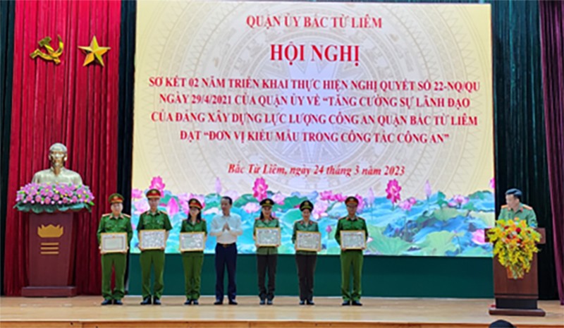 Lãnh đạo Quận uỷ Bắc Từ Liêm trao thưởng cho các đơn vị, cá nhân có thành tích xuất sắc