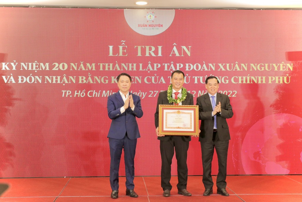 TS Lư Nguyễn Xuân Vũ, Chủ tịch HĐQT, Tổng Giám đốc Công ty CP Xuất nhập khẩu N.P.T nhận bằng khen của Thủ tướng Chính phủ trao tặng
