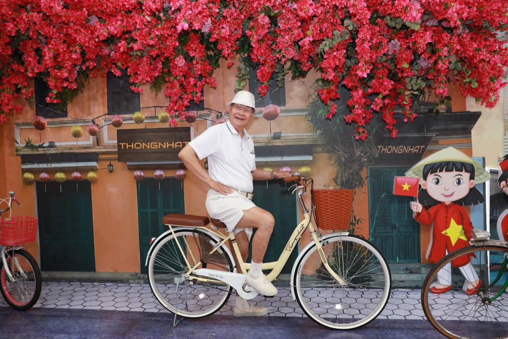 Niềm vui của những người lớn tuổi khi tìm lại thời trẻ qua thương hiệu xe đạp Thống Nhất