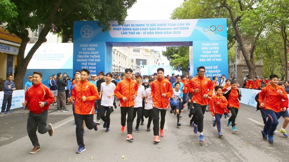 Sôi động Ngày chạy Olympic toàn dân và Lễ phát động Giải chạy Báo Hànộimới mở rộng lần thứ 48