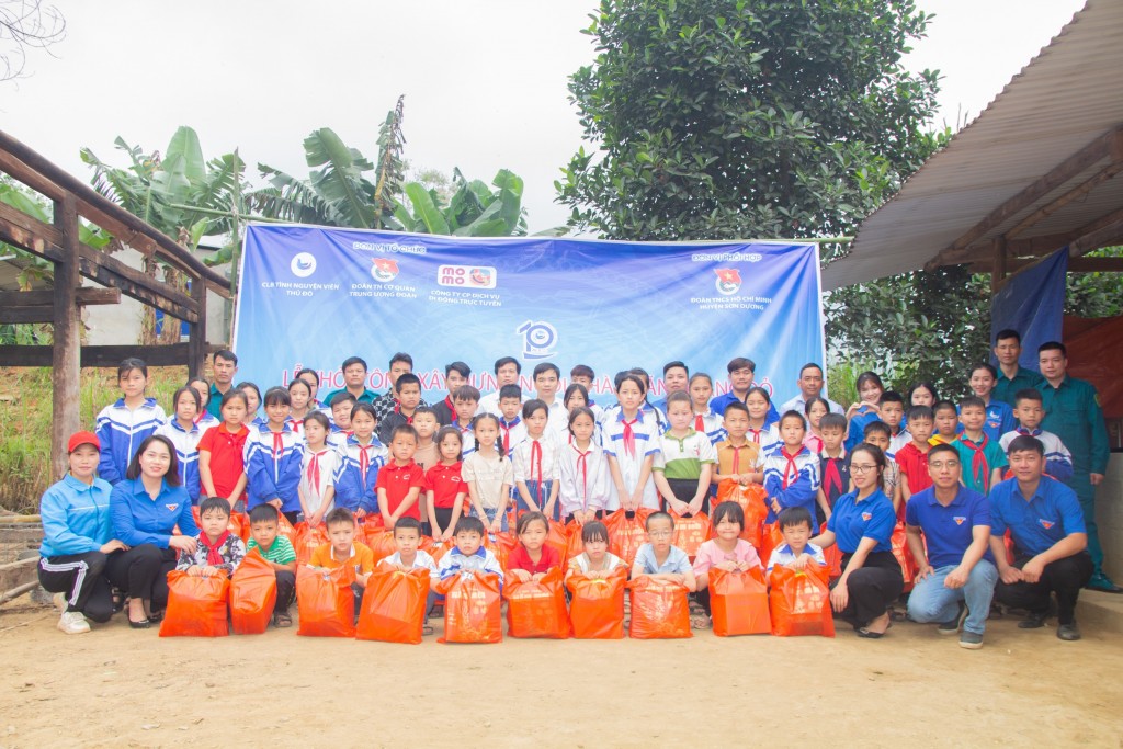 Đoàn tình nguyện trao quà cho các em nhỏ khó khăn