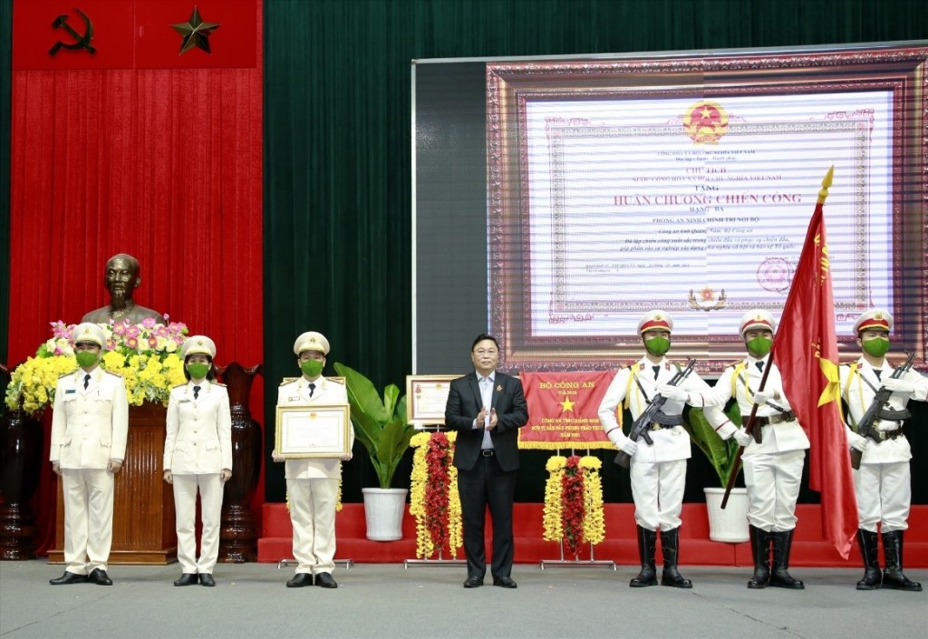 Phòng An ninh chính trị nội bộ Công an Quảng Nam vinh dự nhận Huân chương Chiến công hạng Ba vào đầu tháng 1.2022 (Ảnh: Thành Công)