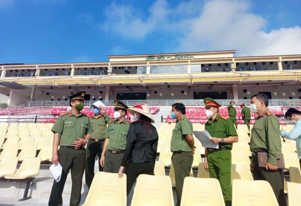 Cán bộ Phòng An ninh chính trị nội bộ Công an Quảng Nam tham gia bảo vệ sự kiện khai mạc Năm du lịch Quốc gia - Quảng Nam 2022. Ảnh: Thành Công